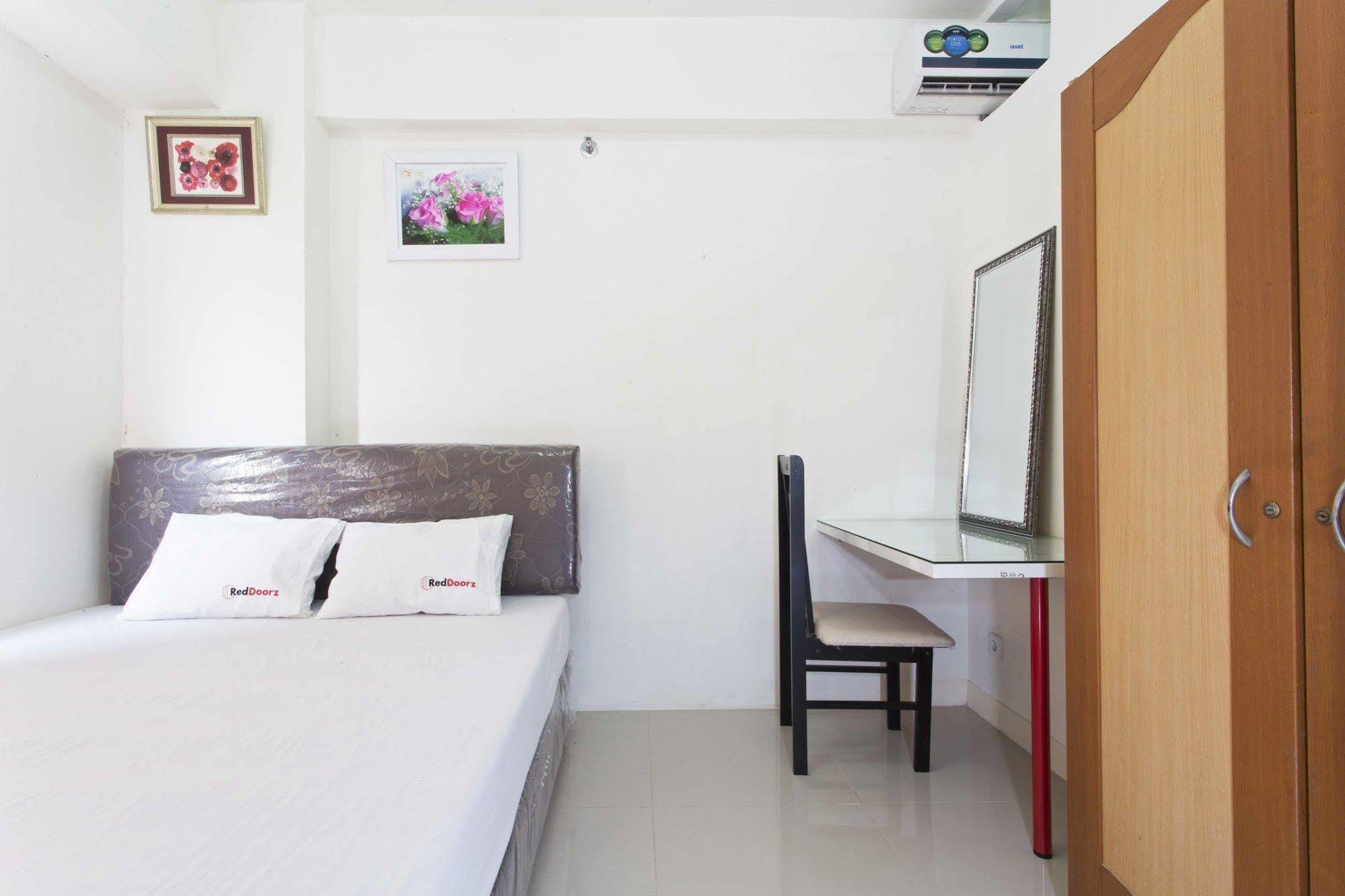 Reddoorz Apartment @ Green Pramuka Jakarta Eksteriør billede