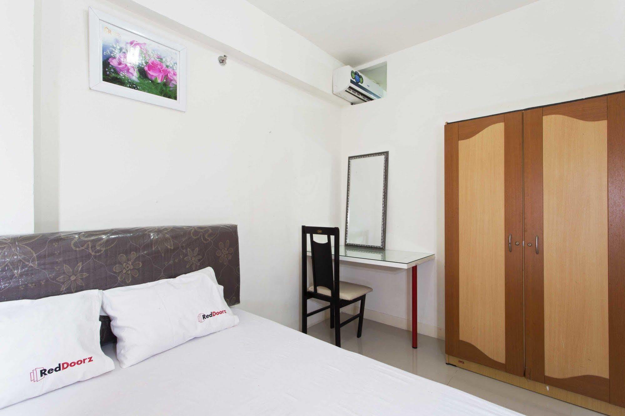Reddoorz Apartment @ Green Pramuka Jakarta Eksteriør billede