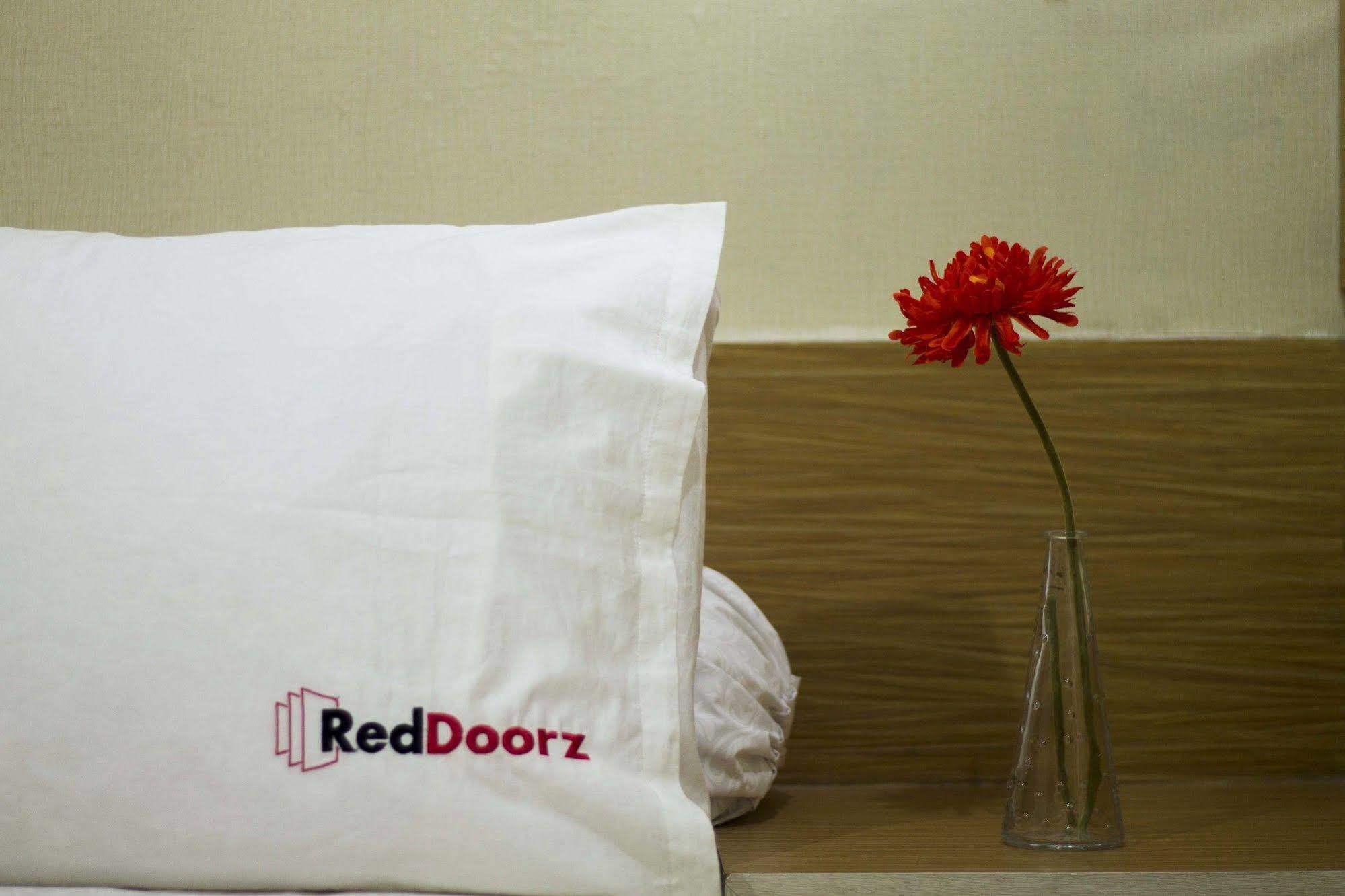 Reddoorz Apartment @ Green Pramuka Jakarta Eksteriør billede